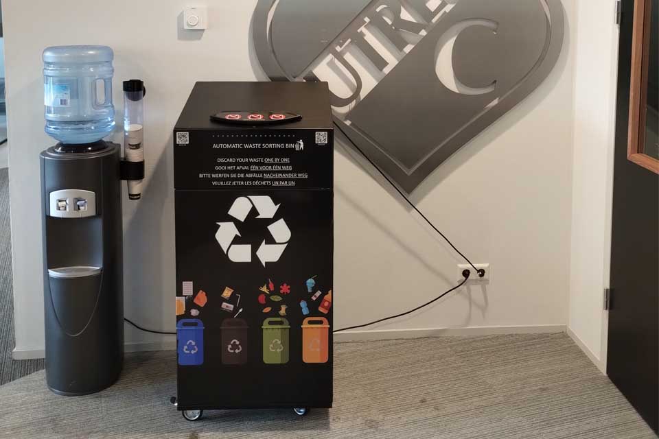 Slimme prullenbakken voor een schonere werkomgeving bij FC Utrecht