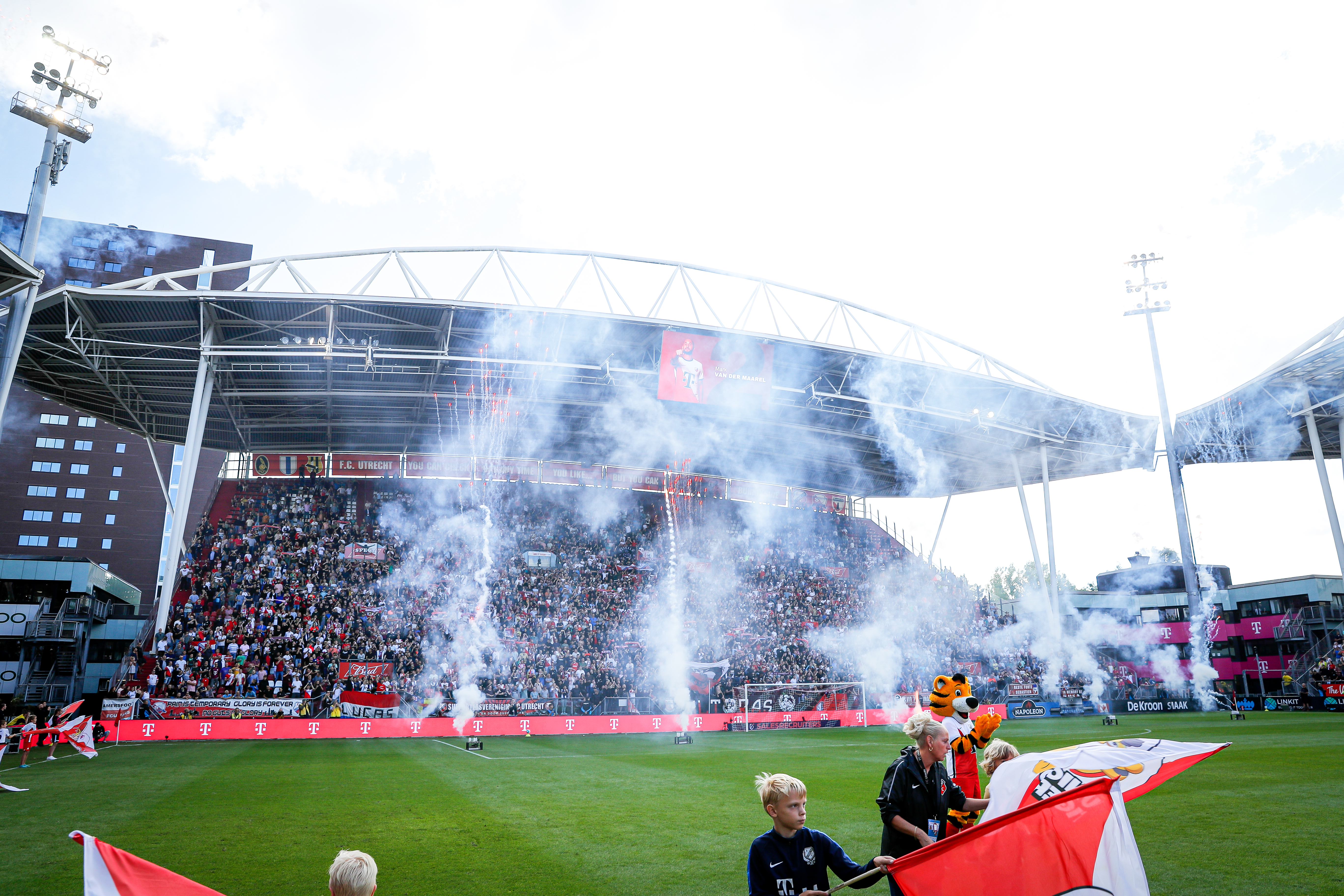 FC Utrecht en T-Mobile zoeken nieuwe Eindbaas