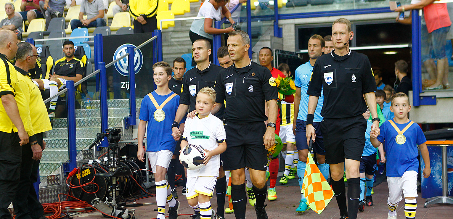 Björn Kuipers scheidsrechter in GelreDome