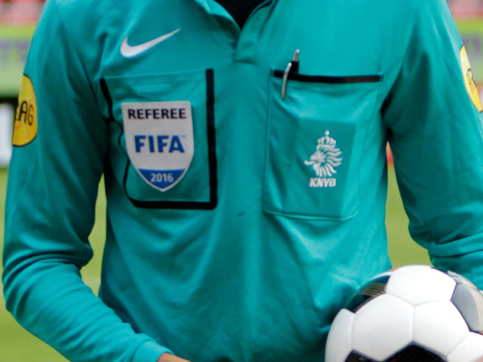 Freek van Herk fluit Jong FC Utrecht - Jong AZ